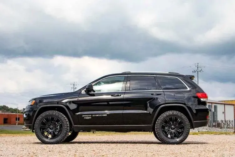 Rough Country 2011-2022 Jeep Grand Cherokee 2.5 Inch Lift Kit 1